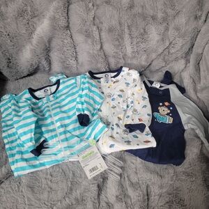 Gerber three set pjs with zippered front in 6/9 months